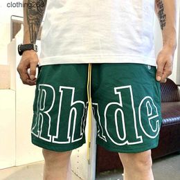 Herenshorts Rh Designer Men Limited Rhude Shorts Summer Swim Short Knee Length Hip Hop High Street Sports Training Strandbroek Heren Elastic Waist Mesh11
