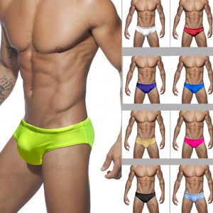 Shorts pour hommes solide triangle brillant botte de natation Sexy et à la mode taille basse bord de mer plage Spa costume homosexuel 230705