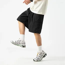 Pantalones cortos para hombres de verano fino suelto al aire libre pantalones de cinco puntos de cinco puntos de moda de diseño de bolsillo lateral ligeramente arrugado carga