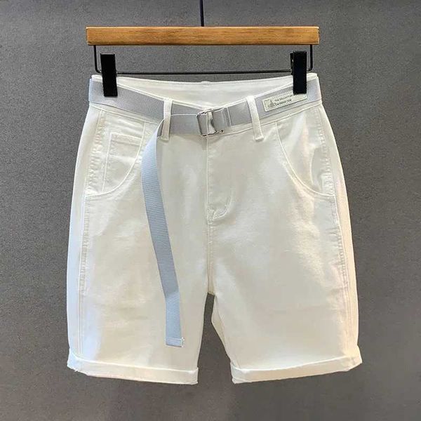 Pantanos cortos blancos cortos blancos para hombres de moda longitud de la rodilla de las bermudas pantanos pantanos pantalones cortos jeans j240409