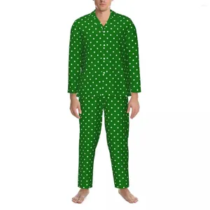 Ropa de dormir para hombres Conjunto de pijamas verdes navideños Estampado de lunares blancos Kawaii Hombres Ropa de dormir informal de manga larga para uso diario de dos piezas Tamaño grande