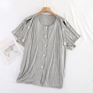 La ropa de dormir para hombres es fácil de poner y quitar. Bata de manga corta para personas mayores en la cama después de una fractura en el verano. m 1