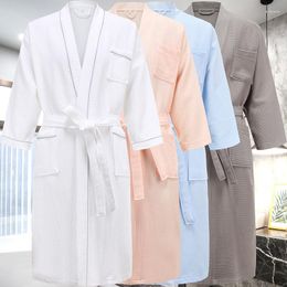 Vêtements de nuit pour hommes coton gaufré Kimono hommes peignoir grande taille femmes longueur au genou été peignoir doux solide Pijamas demoiselle d'honneur robe de chambre