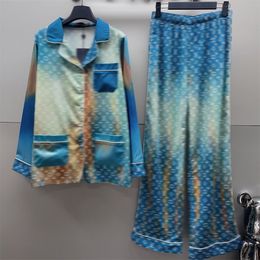 Ropa de dormir para hombres Conjunto de pijama Luz de lujo Clásico Seda Primavera Azul Camisa de casa de gama alta Pantalones de pierna recta Letras impresas en aerosol Estilo de vacaciones perezoso