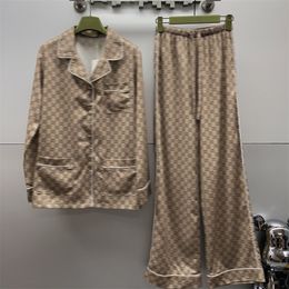 Ropa de dormir para hombres Conjunto de pijama Luz de lujo Ropa de seda clásica de moda Primavera Letra completa impresa Camisa de manga larga Pantalones elásticos y pantalones largos