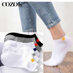 Chaussettes masculines 10pcs 5 paies / lot Coton d'été Men de la mode courte respirant homme bateau confortable mâle décontracté noir blanc