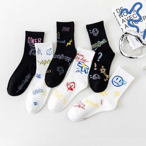 Herensokken 2022 Harajuku Funny Letters Ins Tide Socks Katoen herfst en winter zwart -witte graffiti lange buis heren sokken t221011