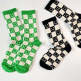 Herensokken 2022 Spring Trendy Gloednieuwe sokken voor mannen en vrouwen Midlengte Glimlachende gezicht Zwart -wit dambord Pure katoenen sportsokken Instagram Trendy 1xlk