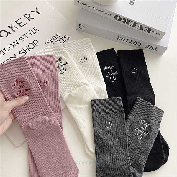 Chaussettes pour hommes 2023 Automne / Hiver Nouveau talon AB brodé visage souriant lettre mi tube chaussettes net rouge double aiguille chaussettes empilées DF8Y