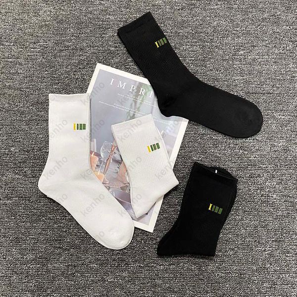 Chaussettes pour hommes 21SS Chaussettes de mode pour hommes Motif de lettres Chaussette pour garçons Hiphop Street Style pour la course à pied Sports Respirant Bas actif 2 couleurs Taille libre Ins Hothw6b