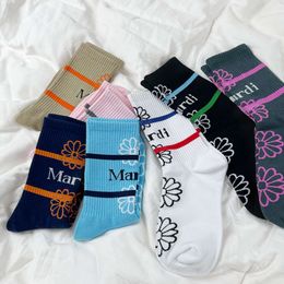 Herensokken 22FW Koreaanse ontwerper Trendy Brand Sokken voor mannen en vrouwen met middellange kleine Daisy Flower herfst en winter sportkalf lange sokken ins sugs