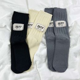 Calcetines para hombres 22fw calcetines de marca modernos hombre y mujer de longitud media otoño e invierno 1977 etiqueta digital apilando pantorrillas largos calcetines de moda IVO0