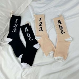 Herensokken 22SS Designer Trendy Socks Mens en Dames Mid Cap Pure Cotton ABC123 Co merk Dunne sport gestapelde lange sokken Instagram Trendy UVT1
