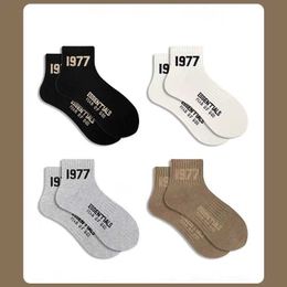 Chaussettes pour hommes 23SS Marque tendance 1977FOG Rich and Noble High Street Chaussettes courtes ESS Chaussettes tendance Noir et blanc Gris Chaussettes de sport pour hommes et femmes Tube court Pur coton