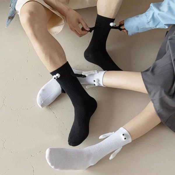 Chaussettes pour hommes 2 paires créatif magnétique tenant la main unisexe mi-tube court mignon Couple coréen 3d main dans la chaussette cadeau drôle