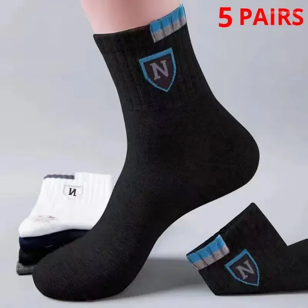 Chaussettes pour hommes 5 paires de longueur moyenne peuvent être portées avec un modèle de lettre dans toutes les saisons sportives et mode