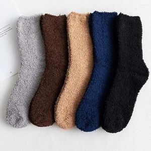 Calcetines para hombres 5 pares de tubo medio espesado peluche de invierno calidez de coral esponjoso color sólido suave y cómodo sueño para dormir