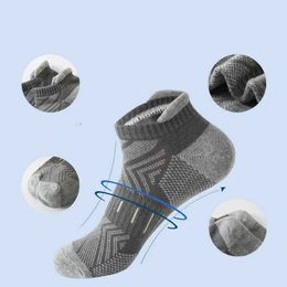 Chaussettes pour hommes 6 paires chaussettes pour hommes chaussettes de sport serviette à serviette printemps et chaussettes en coton d'automne déodorant sueur-absorbant et chaussettes épaissies y240528
