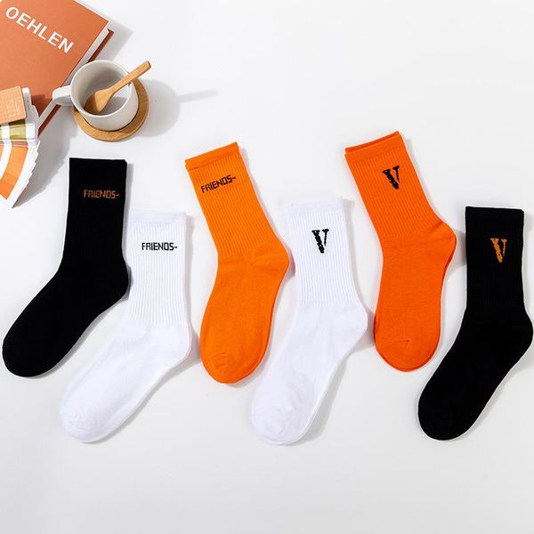 Calcetines de hombre Big V Naranja Unisex Tubo medio Baloncesto en forma de V Moda AMIGOS Calle europea Hip-hop Deportes