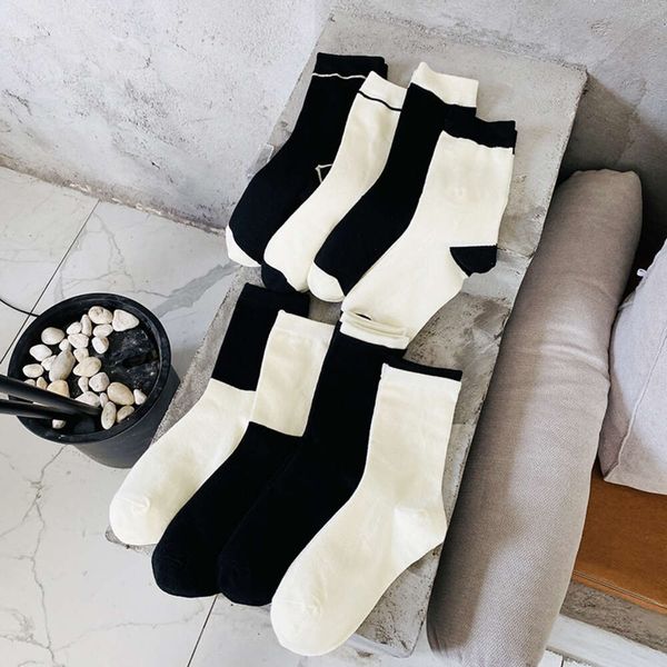 Chaussettes pour hommes Black White Patchwork Choques, coton pur, peut être porté en toutes saisons.Ligne de style coréen intermédiaire est à la mode polyvalente pour les étudiants