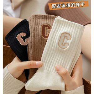 Chaussettes pour hommes Tube moyen pour enfants Automne et sport déodorant pur Chaussettes en coton pour femmes Amoureux de l'hiver noir et blanc Tendance des bas désossés