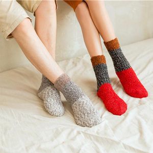 Calcetines de hombre terciopelo Coral otoño e invierno Retro hombres mujeres pareja Color a juego suelo grueso cálido en el tubo hogar dormir