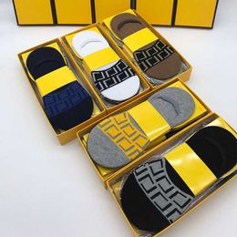 Chaussettes pour hommes Chaussettes de bateau invisibles en coton de luxe pour hommes Lettre Chaussettes décontractées absorbant la sueur et anti-odeurs Boîte-cadeau mince 5 paires