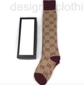 Chaussettes pour hommes Designer Bas de luxe Designer Hommes Femmes Bas de laine de haute qualité Rues seniors Chaussette de genou confortable A4G1