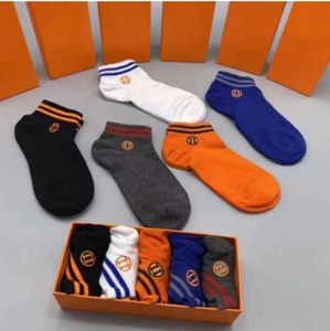 Chaussettes pour hommes Designer Hommes Femmes Chaussettes 5 paires de luxe classique automne hiver coton bas à carreaux sport quatre saisons mi tube couple qualité 2023 s8ya