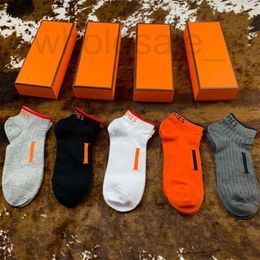 Chaussettes pour hommes Designer Hommes Coton Chaussettes Hommes Femmes Socking Cinq Paires Luxe Hiver Mode Lettre Imprimé Chaussette Broderie Coton Homme Femme Sport Chaussette WBSB