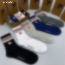 Heren Sokken Designer Solid Color Socks L Classic Ademende witte zwarte mode Dames Socks Hoge kwaliteit Sports Garter Box V10