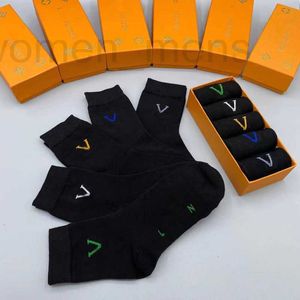 Chaussettes pour hommes Designer Sports Hommes et Femmes 5 paires de chaussettes de luxe quatre saisons impression coton hommes femmes jarretière coffret cadeau YD4D 3JRR