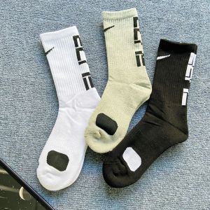 Calcetines para hombres Diseñador Street Fashion NK Sports Cómodo Hermoso Socking Transpirable Mid Tube Hook Marca Buena