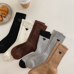 Calcetines para hombre Calcetines de diseñador para mujer Calcetines de algodón con tubo de malla de otoño a la moda para hombres y mujeres
