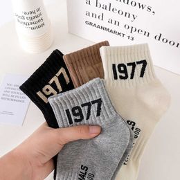 Chaussettes pour hommes Chaussettes numériques Chaussettes de marque de mode ESS FG 1977 Chaussettes courtes Lettre minimaliste Chaussettes de sport et décontractées à la mode Chaussettes à la mode