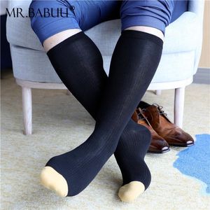 Calcetines de hombre Europa y América Rayas Finas Ligeramente transparentes Punta dorada Negro Azul marino Traje de negocios Algodón de tubo medio elástico