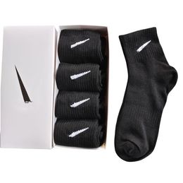 Chaussettes pour hommes Fashion Sports Lettre imprimées chaussettes brodées Coton Pure Coton respirant Five Pair Box set Sports Sock