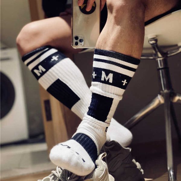 Calcetines de hombre Moda Blanco Negro Amarillo Azul Rosa Calcetines de color Sexy Hombres Deportes Tubo largo Fútbol Calcetines de calle Calcetines cómodos Z0227