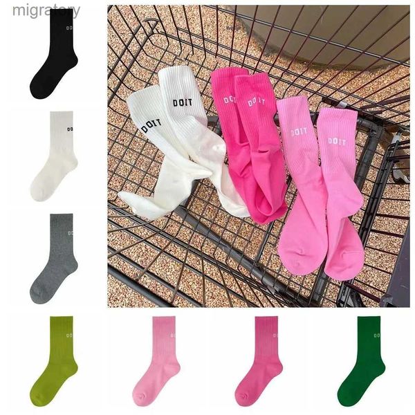 Chaussettes masculines à la mode et colorée Socks de chaussettes moyennes chaussettes de jambe à jambe rose régulières YQ240423