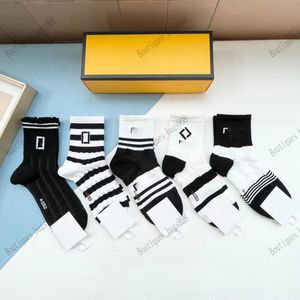 Chaussettes pour hommes chaussettes de créateurs pour femmes chaussettes classiques Joker respirantes absorbant la sueur 5 paires/boîte chaussettes de sport de loisirs de basket-ball de football.