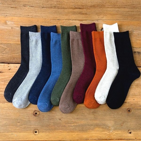 Chaussettes pour hommes Harajuku rétro hommes couleur unie de haute qualité coloré décontracté Tube mode affaires chaussettes en gros 5 paires 220923