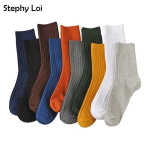 Chaussettes pour hommes de haute qualité coloré Harajuku Retro Men Cotton Dress Crew Chaussettes Hiver Hip hop Blanc Noir GreyDesigner Cadeau de Noël Cool T221011