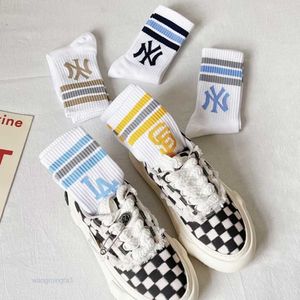 Meias masculinas Meias Coreia do Sul China-Chic Marca masculina e feminina de altura média LA Letter Esportes Beisebol Yankees NY com estampa completa Meias de skate da moda