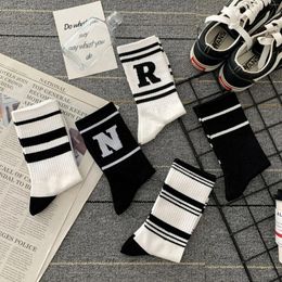 Chaussettes pour hommes de grande taille à tube haut de rue lettre de tendance élastique noir blanc mode respirant coton confortable