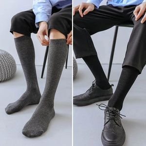 Chaussettes masculines hommes longs genouc haut coton solide solide robe de fête élastique douce gentleman formel stocke quatre saisons marque sokken