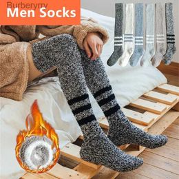 Chaussettes pour hommes Hommes longs sur le genou Molleton de corail Chaussette d'hiver moelleuse épaisse chaude douce rayée haut étage bas de sommeil en peluche ThermalL231016