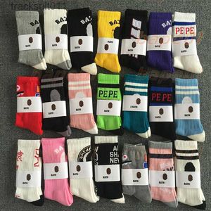 Chaussettes pour hommes Chaussettes pour hommes Skateboard Fashion Mans Lettre imprimée Tête de singe Motif Hip Hop Sports Sock Taille libre 21 Coloursss L230919