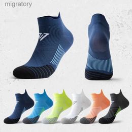 Chaussettes pour hommes et chaussettes de sport pour femmes marathon professionnel comprimé respirant rapide sèche YQ240423