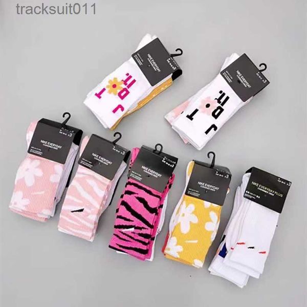 Chaussettes pour hommes Chaussettes pour hommes chaussettes de créateurs techniques chaussettes de sport à tube haut en polaire technique trois paires de chaussettes pour femmes Chaussettes de couple respirantes et absorbant la transpiration NK print L230919