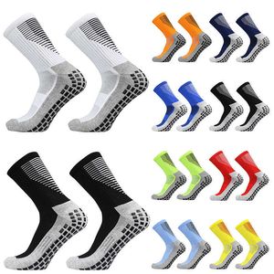 Chaussettes pour hommes Nouvelles chaussettes de football Hommes et femmes Chaussettes de sport Chaussettes antidérapantes Sile Bottom Soccer Basketball Grip Z0227